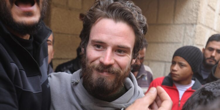 Estadounidense que cruzó a pie a Siria es liberado tras 7 meses detenido