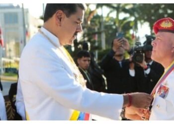 Maduro condecora a funcionarios sancionados por represión, tras elecciones