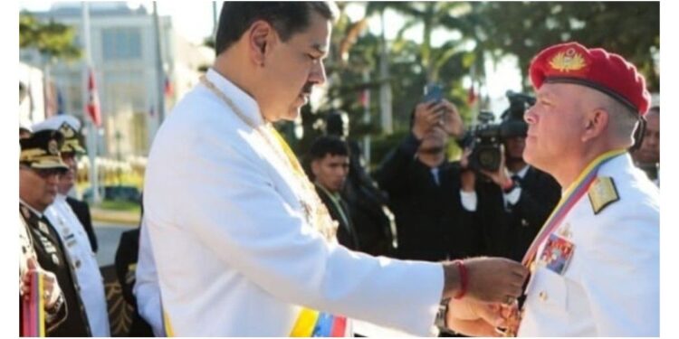 Maduro condecora a funcionarios sancionados por represión, tras elecciones