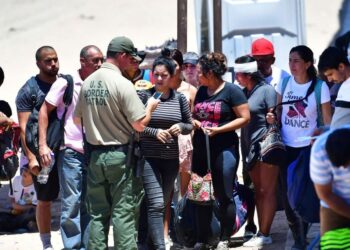 Senador propone iniciar expulsiones con los 1.6 millones de migrantes que tienen orden de deportación