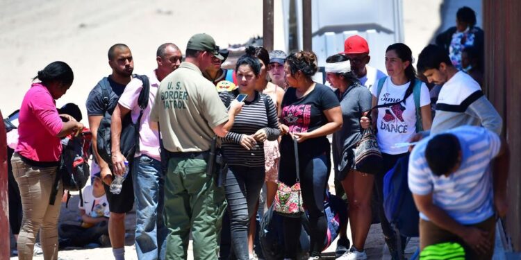 Senador propone iniciar expulsiones con los 1.6 millones de migrantes que tienen orden de deportación