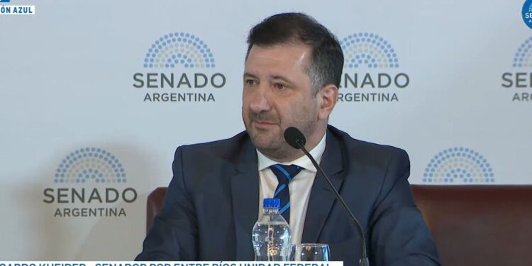 Paraguay retiene a senador argentino con 210 mil dólares sin declarar