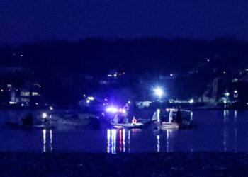 La tragedia aérea en Washington DC enlutó a decenas de familias, mientras continúan operaciones de búsqueda y recuperación de restos