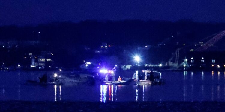 La tragedia aérea en Washington DC enlutó a decenas de familias, mientras continúan operaciones de búsqueda y recuperación de restos