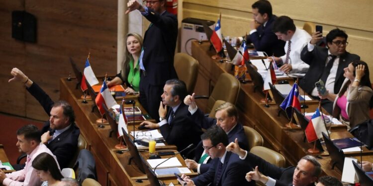 Congreso chileno aprueba reforma a controvertido sistema de pensiones