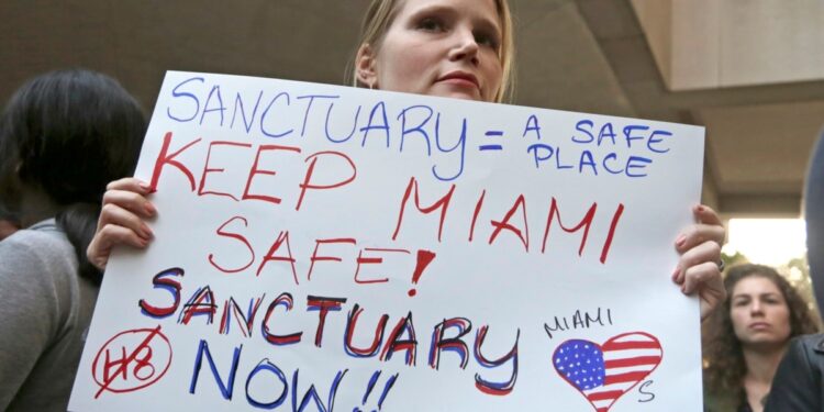 La agenda de inmigración del presidente Trump prepara el terreno para la batalla con las denominadas ciudades santuario