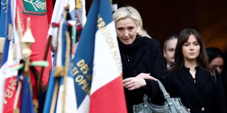 Francia debería seguir el ejemplo de Trump con Colombia en el trato a los deportados, según Le Pen