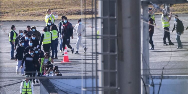 así describen migrantes su deportación a Guatemala en avión militar desde EEUU