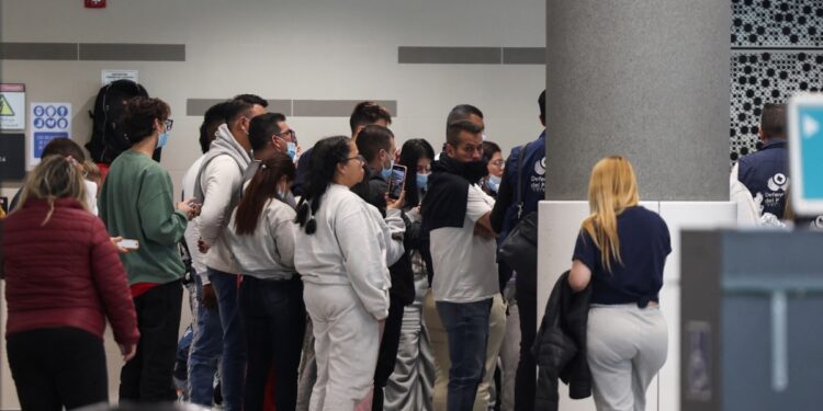 En Fotos | Llega a Colombia avión con ciudadanos deportados de EEUU