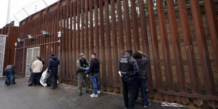 Unos 500 peruanos fueron interceptados en EEUU desde la llegada de Trump