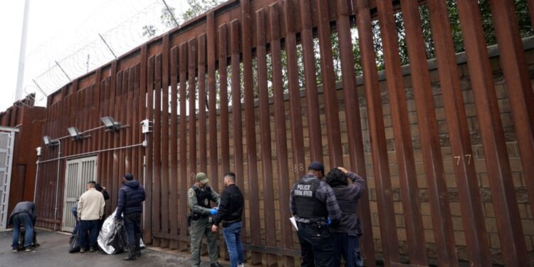 El presidente Donald Trump amplía medidas para la detención de migrantes irregulares
