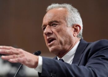 Kennedy enfrenta preguntas difíciles sobre atención sanitaria en audiencia de confirmación