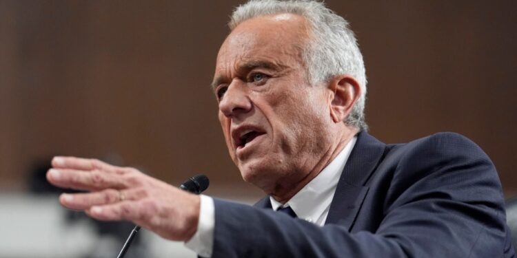 Kennedy enfrenta preguntas difíciles sobre atención sanitaria en audiencia de confirmación