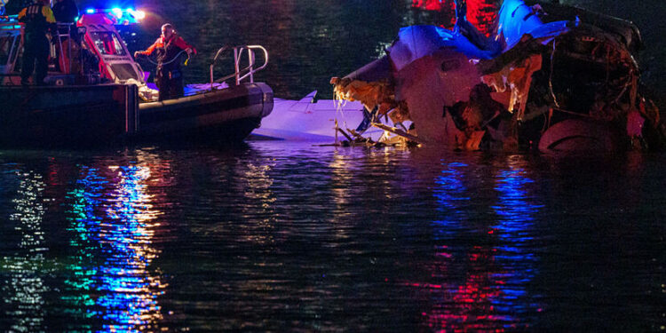 Accidente aéreo en Washington: avión comercial choca con helicóptero militar