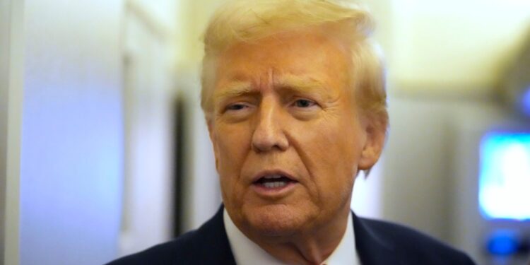 Trump ordena pausar todas las subvenciones y préstamos federales