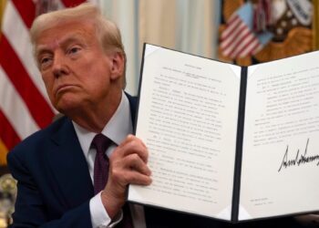 Trump firma órdenes ejecutivas sobre inteligencia artificial, criptomonedas y emite más indultos
