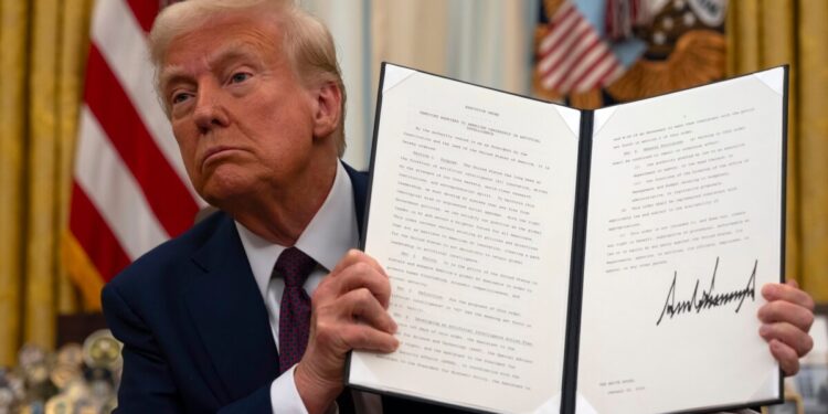 Trump firma órdenes ejecutivas sobre inteligencia artificial, criptomonedas y emite más indultos