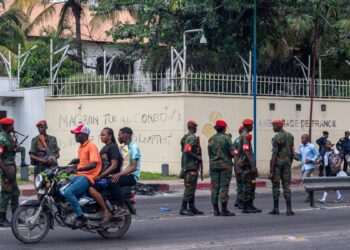 Manifestantes atacan embajadas extranjeras en capital congoleña en protesta por avances rebeldes