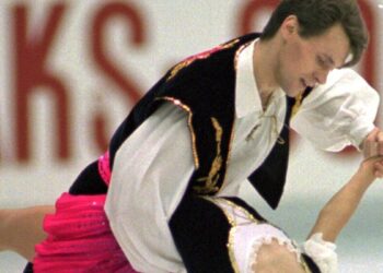 Confirman identidad de 14 patinadores que viajaban en avión accidentado en Washington