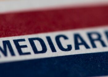 Jueza de EEUU bloquea temporalmente congelación de fondos de Trump