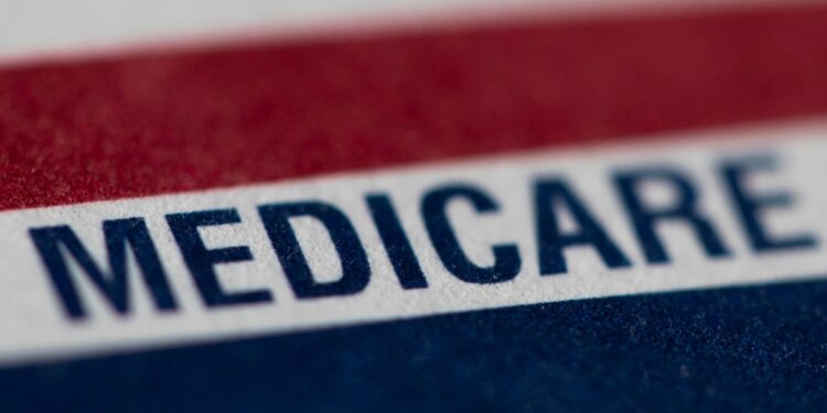 Jueza de EEUU bloquea temporalmente congelación de fondos de Trump