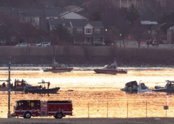 No hay sobrevivientes en colisión entre avión comercial y helicóptero en Washington: autoridades