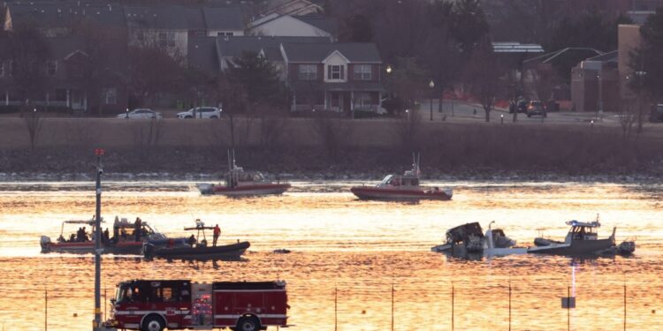 No hay sobrevivientes en colisión entre avión comercial y helicóptero en Washington: autoridades