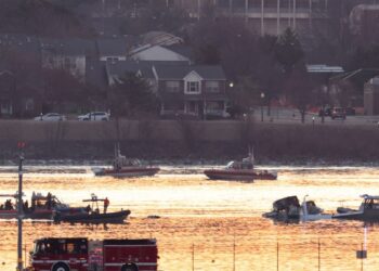 Autoridades de Washington DC extreman esfuerzos de rescate por la colisión en aire de un avión de American Airlines y un helicóptero militar