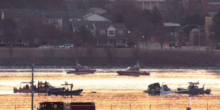 Autoridades de Washington DC extreman esfuerzos de rescate por la colisión en aire de un avión de American Airlines y un helicóptero militar