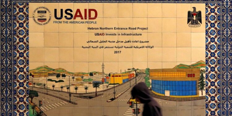 La administración Trump congela la ayuda exterior para el desarrollo