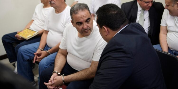 La justicia en El Salvador mantiene casos judiciales
pendientes por corrupción contra tres exmandatarios