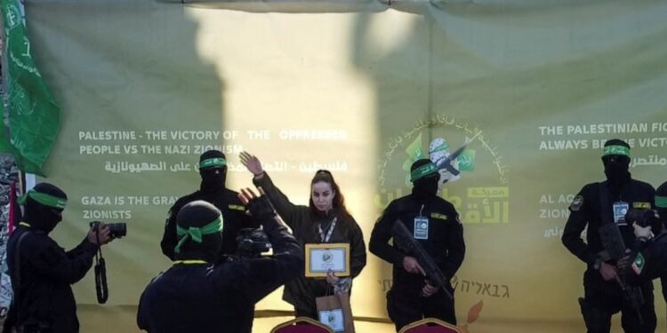 Un nuevo episodio de entrega de rehenes en manos
de Hamás aumentó la esperanza del mundo de recuperarlos a todos