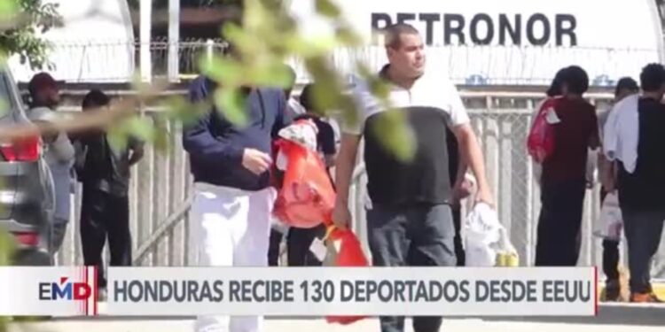 Honduras recibe 130 deportados desde EEUU