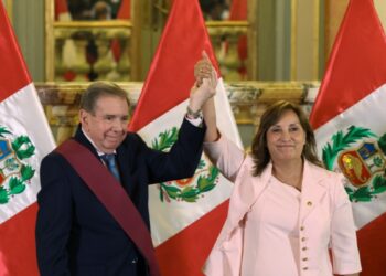 La gira del líder venezolano Edmundo González lo lleva a Perú donde es reconocido como presidente electo