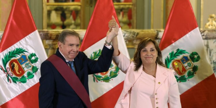 La gira del líder venezolano Edmundo González lo lleva a Perú donde es reconocido como presidente electo