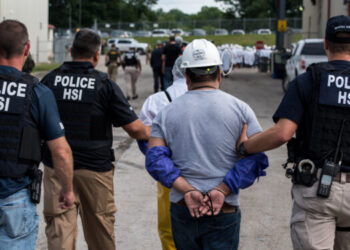 Las primeras redadas antiinmigrantes de Trump dejan 538 detenidos y cientos de deportados en EEUU
