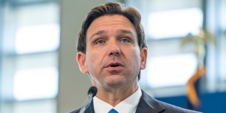 Tras críticas de líderes legislativos, el gobernador de Florida promete vetar ley de inmigración