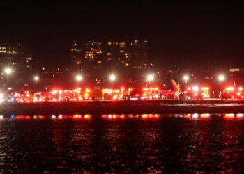 Avión de pasajeros choca con helicóptero del ejército mientras aterrizaba en el Aeropuerto Nacional Reagan de Washington