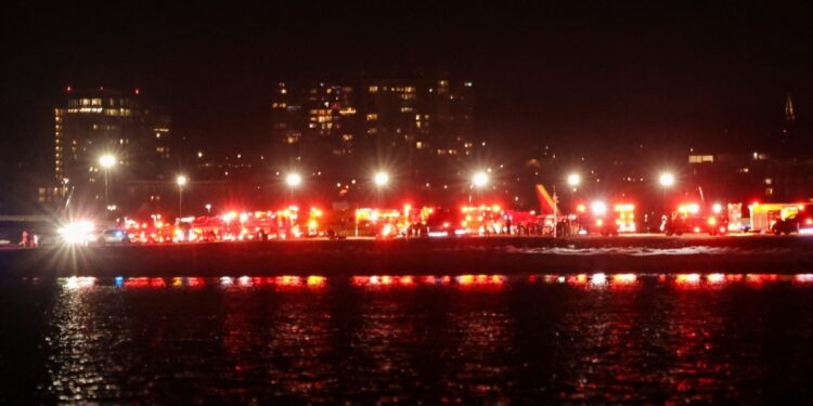 Avión de pasajeros choca con helicóptero del ejército mientras aterrizaba en el Aeropuerto Nacional Reagan de Washington
