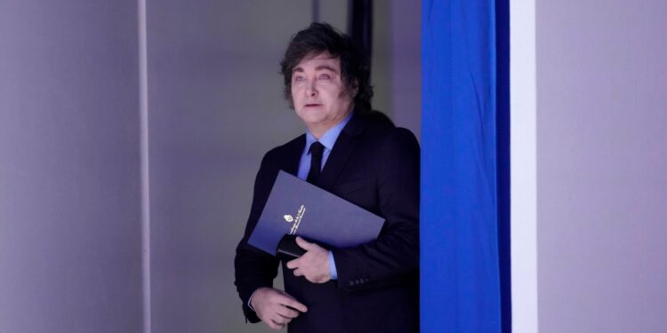 Milei planea eliminar feminicidio de Código Penal argentino y se alinea con Trump contra diversidad