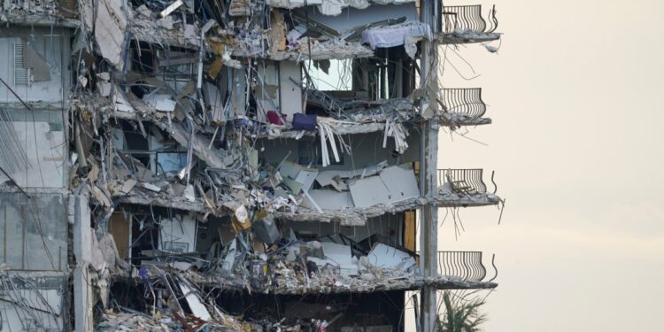 Planean construir condominio de lujo en sitio donde colapsó edificio que dejó 98 muertos en Florida