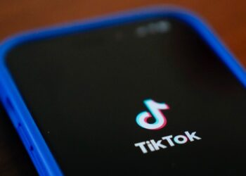 Teléfonos con aplicación de TikTok se venden por miles de dólares en EEUU