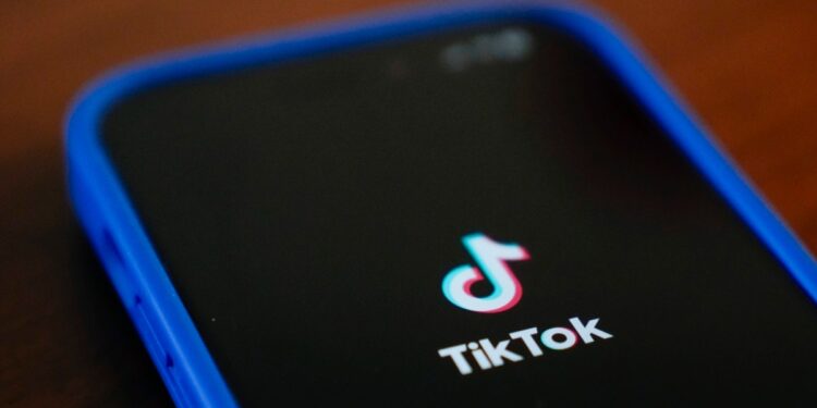 Teléfonos con aplicación de TikTok se venden por miles de dólares en EEUU