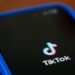 Teléfonos con aplicación de TikTok se venden por miles de dólares en EEUU
