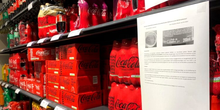 Coca-Cola retira bebidas en Europa por posible riesgo químico