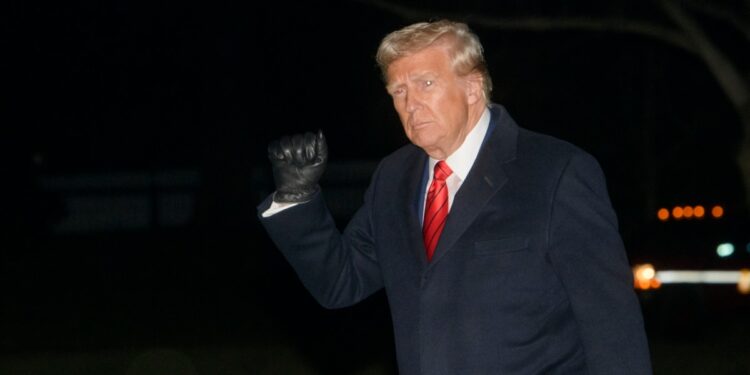 Trump revoca orden que había suspendido subvenciones y préstamos federales