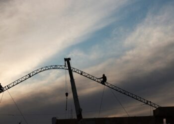 Aviones militares de EEUU deportan a inmigrantes, el Pentágono prepara más tropas para la frontera