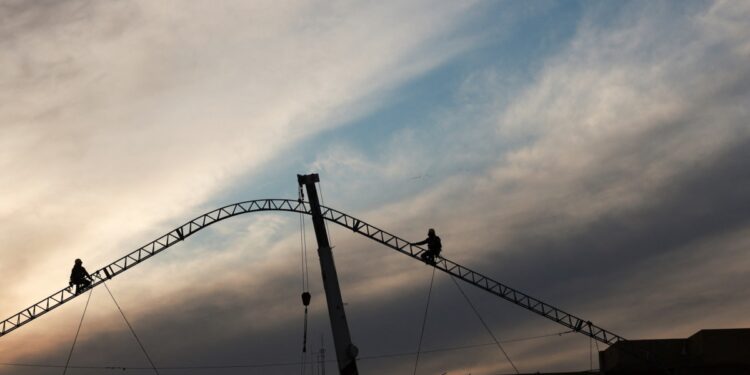 Aviones militares de EEUU deportan a inmigrantes, el Pentágono prepara más tropas para la frontera