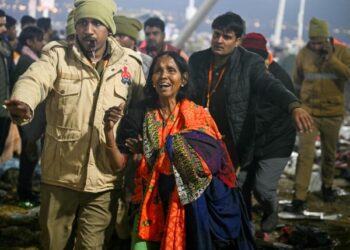 Una estampida durante el masivo festival religioso Maha Kumbh en India dejó al menos 15 muertos