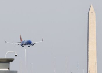 Mas de 300 funcionarios trabajan en el río Potomac en Washington DC recuperando cuerpos de víctimas de la tragedia aérea